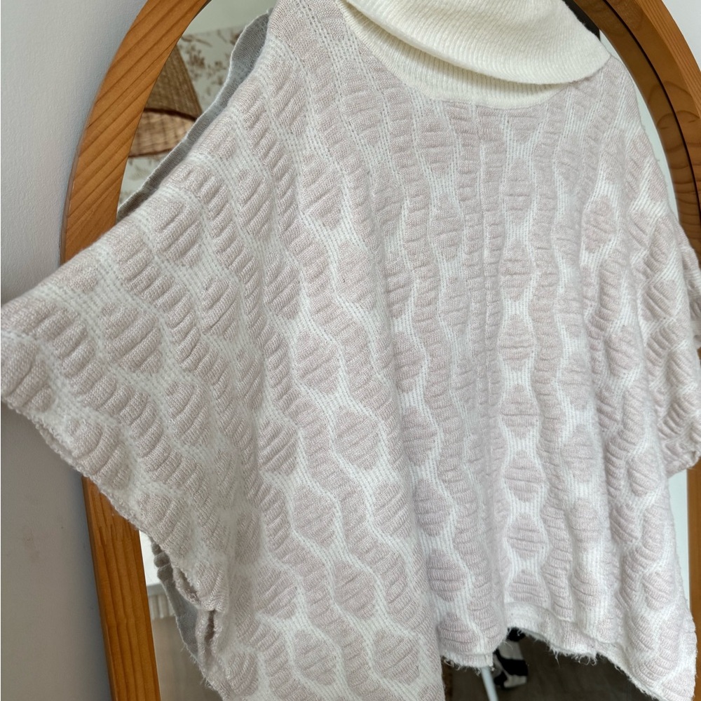 Cream and White Women's Sweater